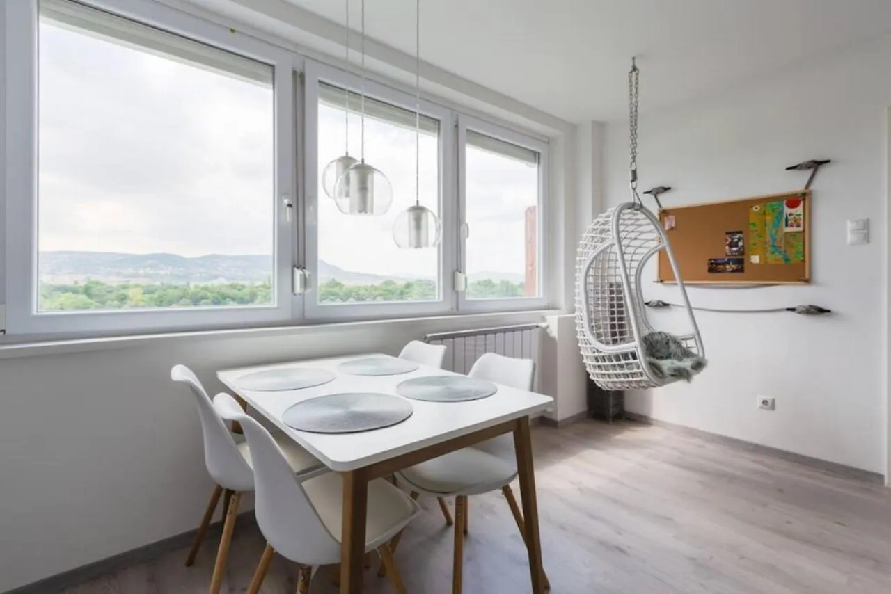 Sunny Hotel Home With An Unbeatable Balcony View Budapeszt